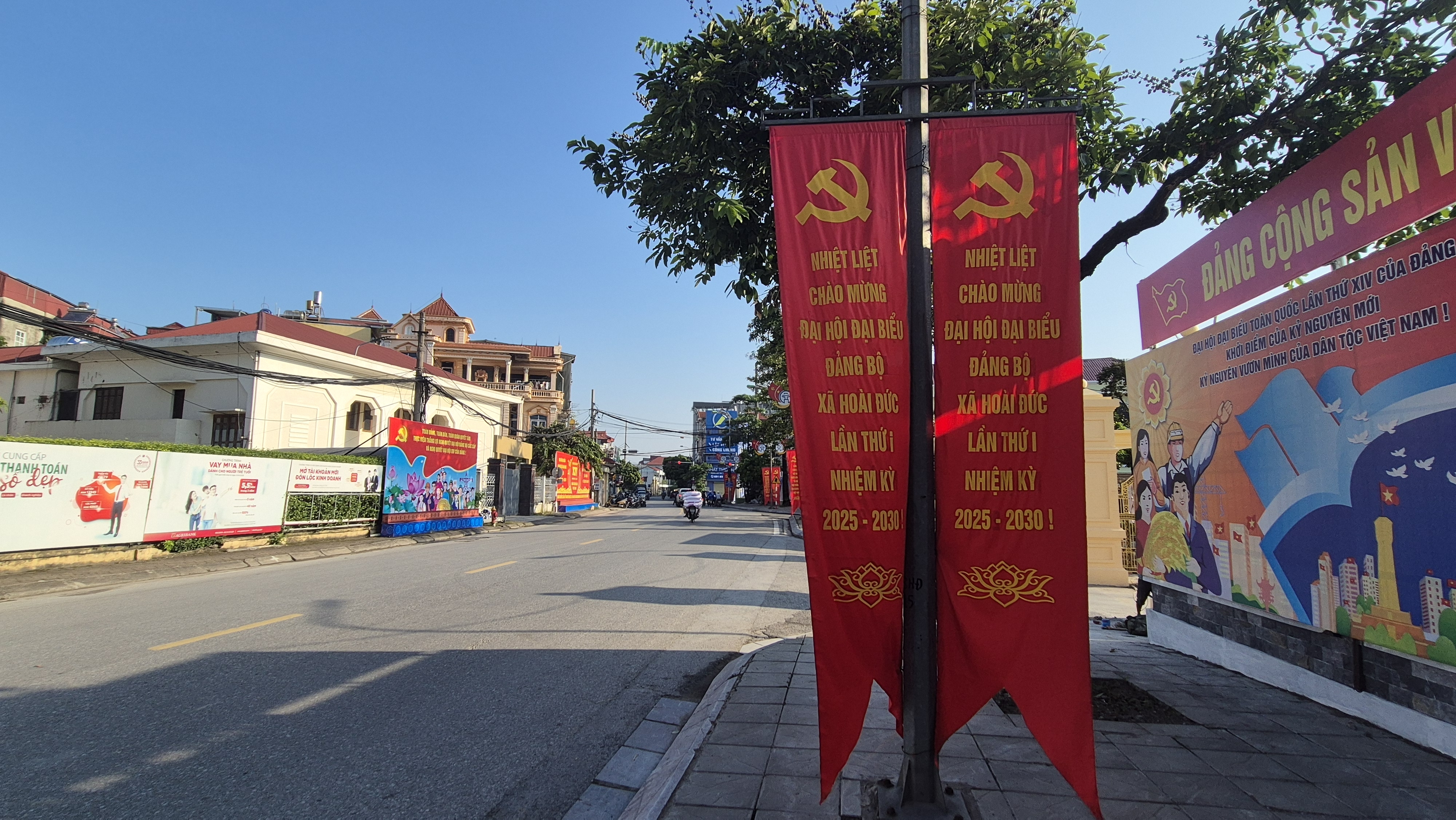 Xã Hoài Đức rực rỡ cờ, áp phích chào mừng Đại hội Đảng các cấp