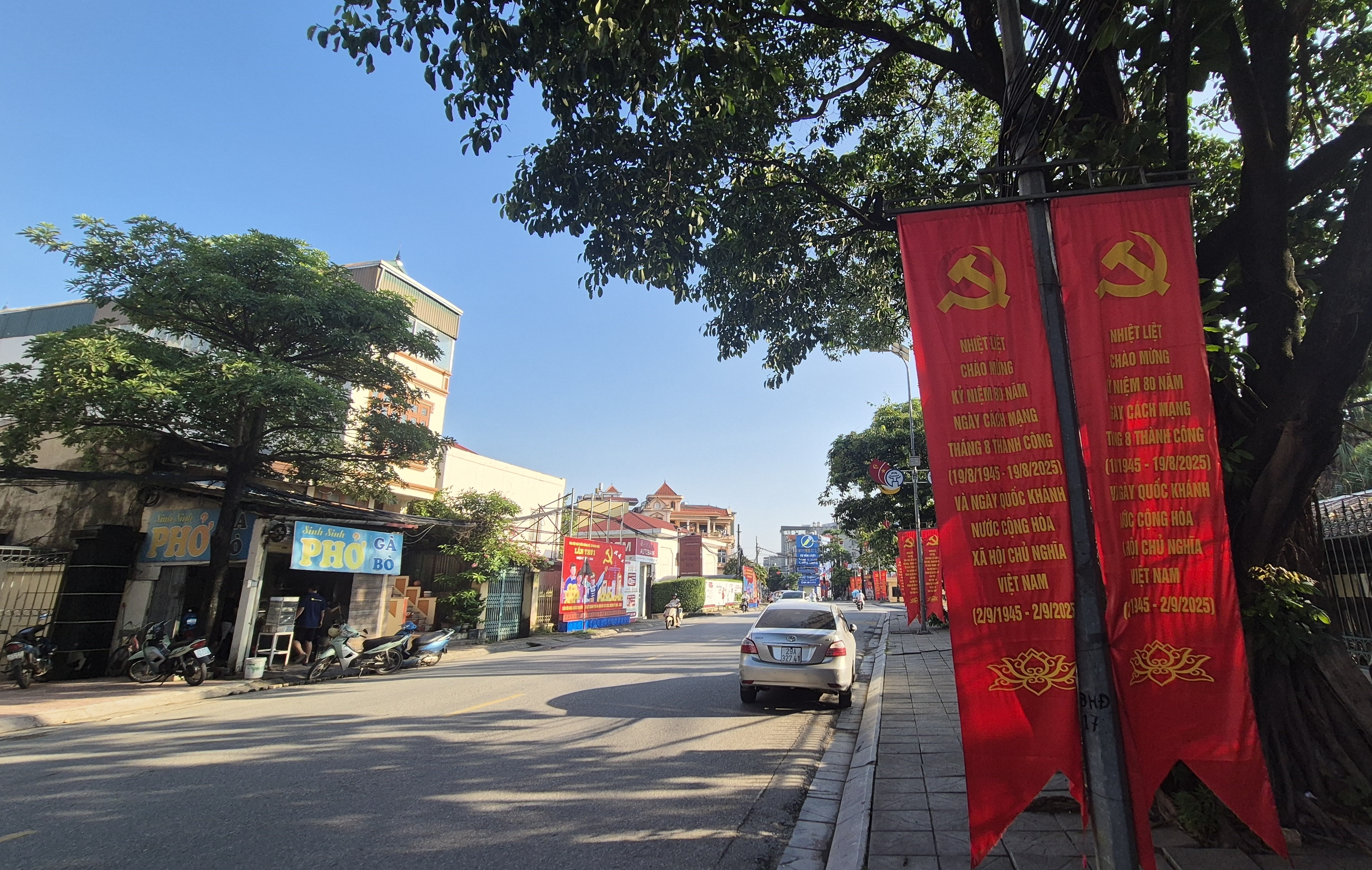 Xã Hoài Đức rực rỡ cờ, áp phích chào mừng Đại hội Đảng các cấp