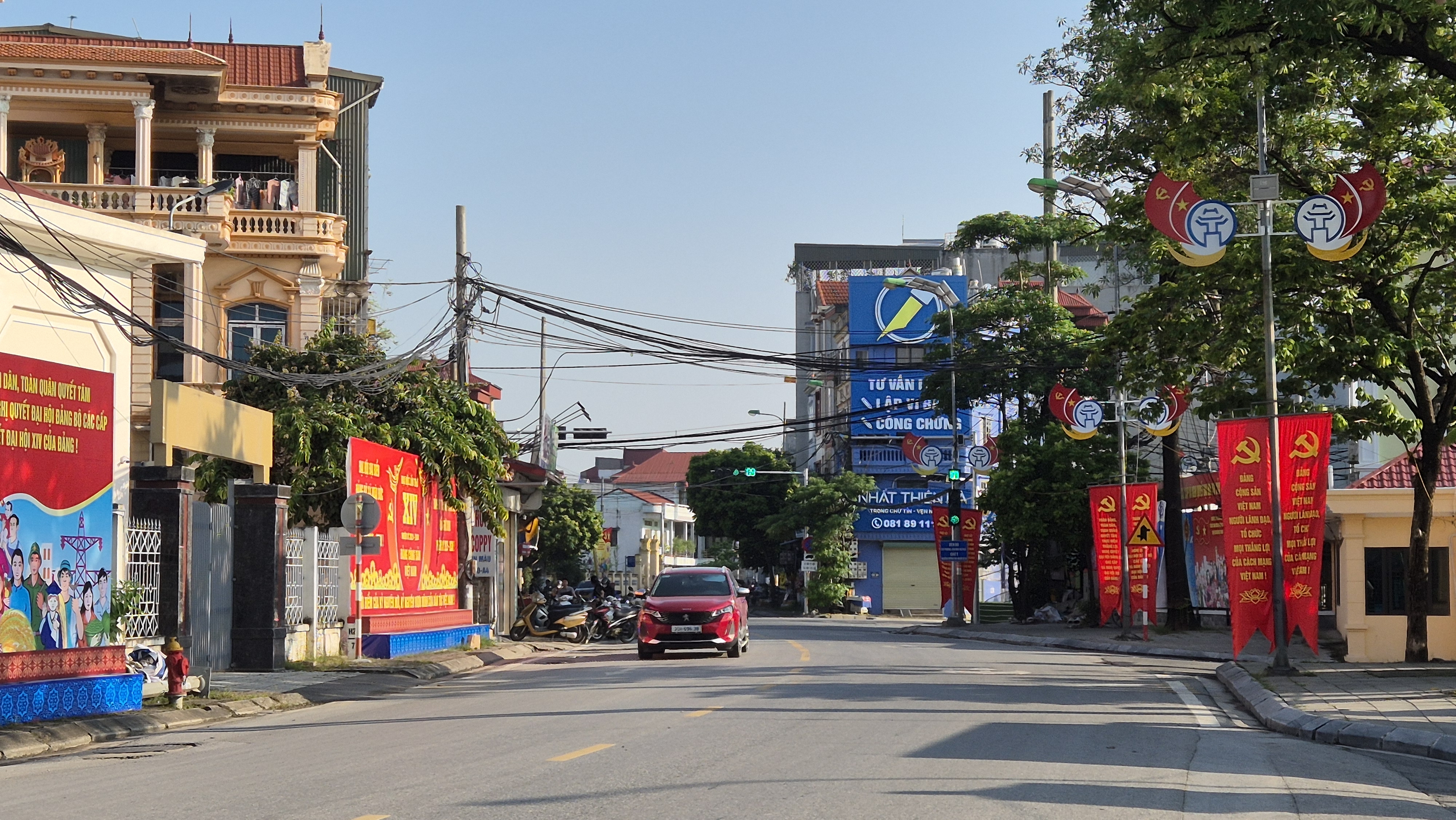 Xã Hoài Đức rực rỡ cờ, áp phích chào mừng Đại hội Đảng các cấp