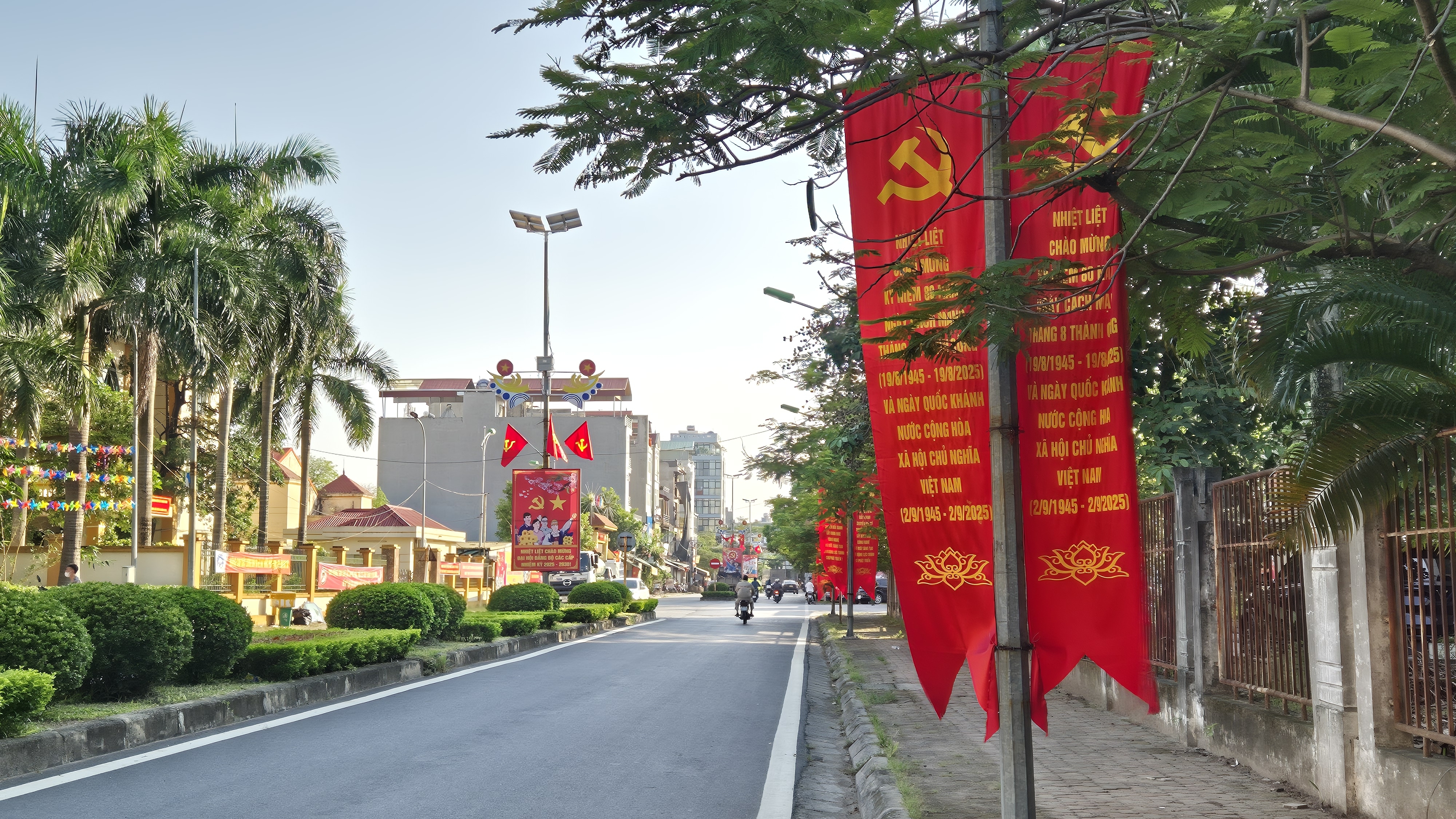 Xã Hoài Đức rực rỡ cờ, áp phích chào mừng Đại hội Đảng các cấp