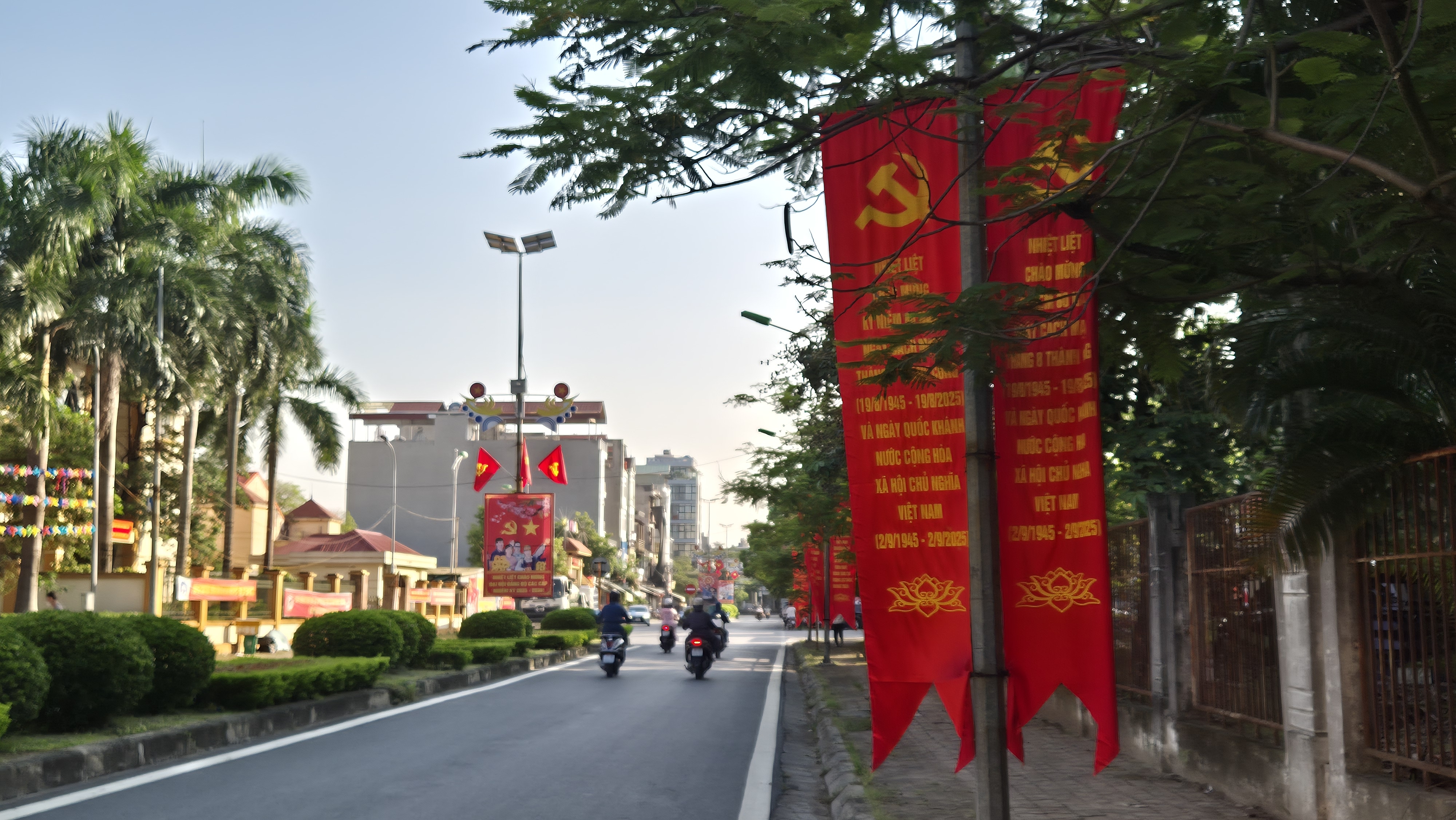 Xã Hoài Đức rực rỡ cờ, áp phích chào mừng Đại hội Đảng các cấp