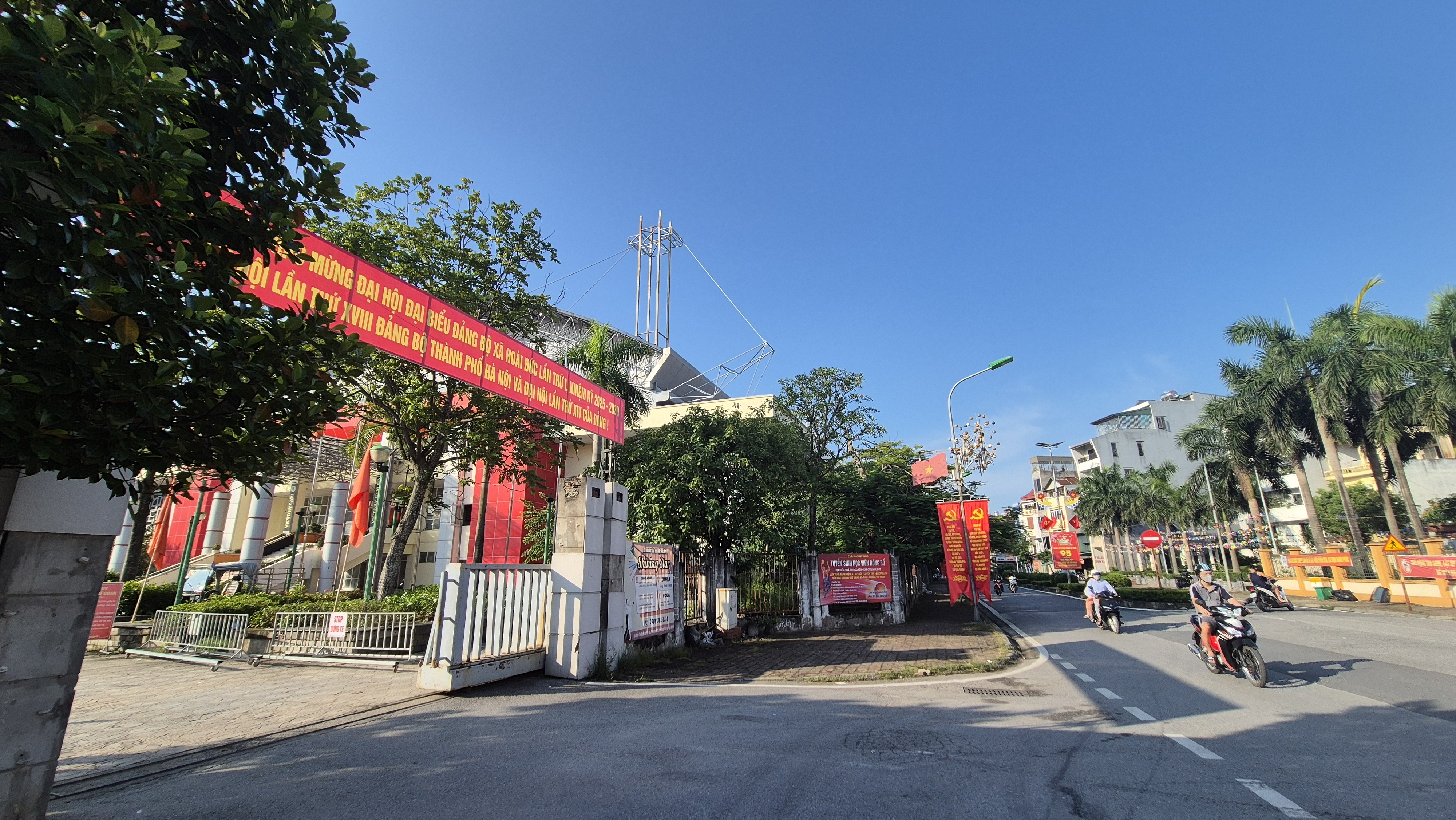 Xã Hoài Đức rực rỡ cờ, áp phích chào mừng Đại hội Đảng các cấp