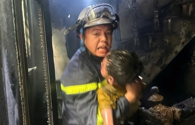 Cảnh sát cứu sống 3 cháu nhỏ mắc kẹt trong đám cháy ở Hà Nội