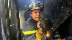 canh sat cuu song 3 chau nho mac ket trong dam chay o ha noi