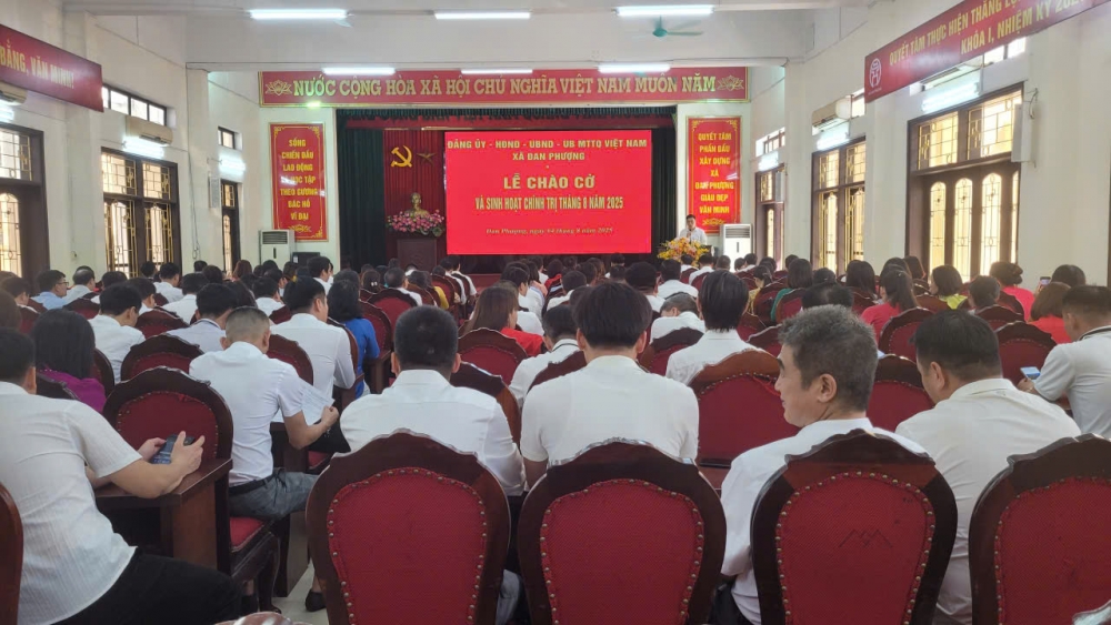 Xã Đan Phượng khen thưởng cán bộ sau một tháng vận hành bộ máy mới