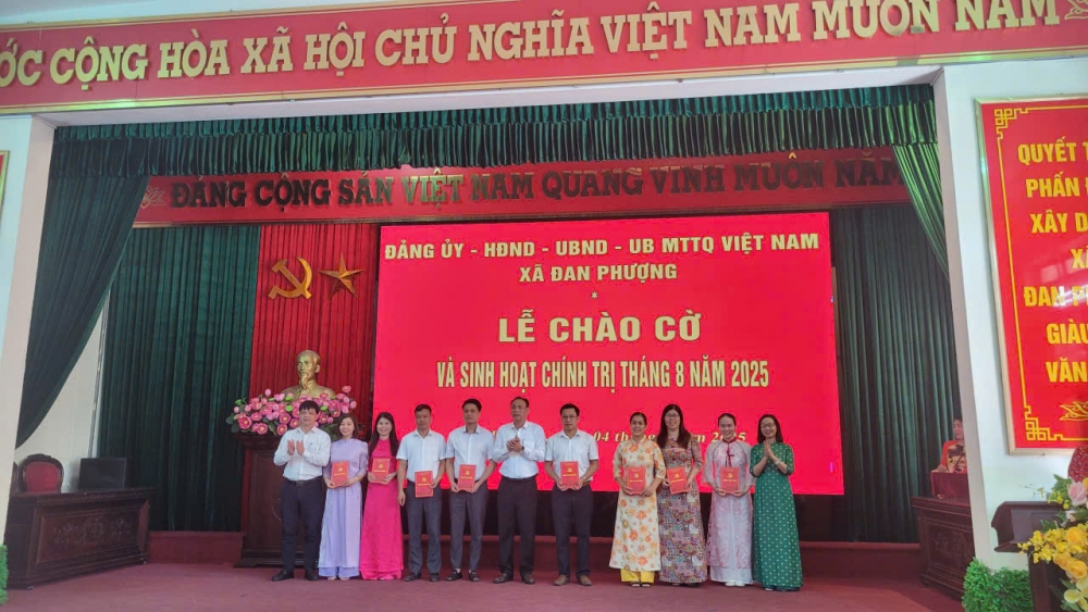 Xã Đan Phượng khen thưởng cán bộ sau một tháng vận hành bộ máy mới