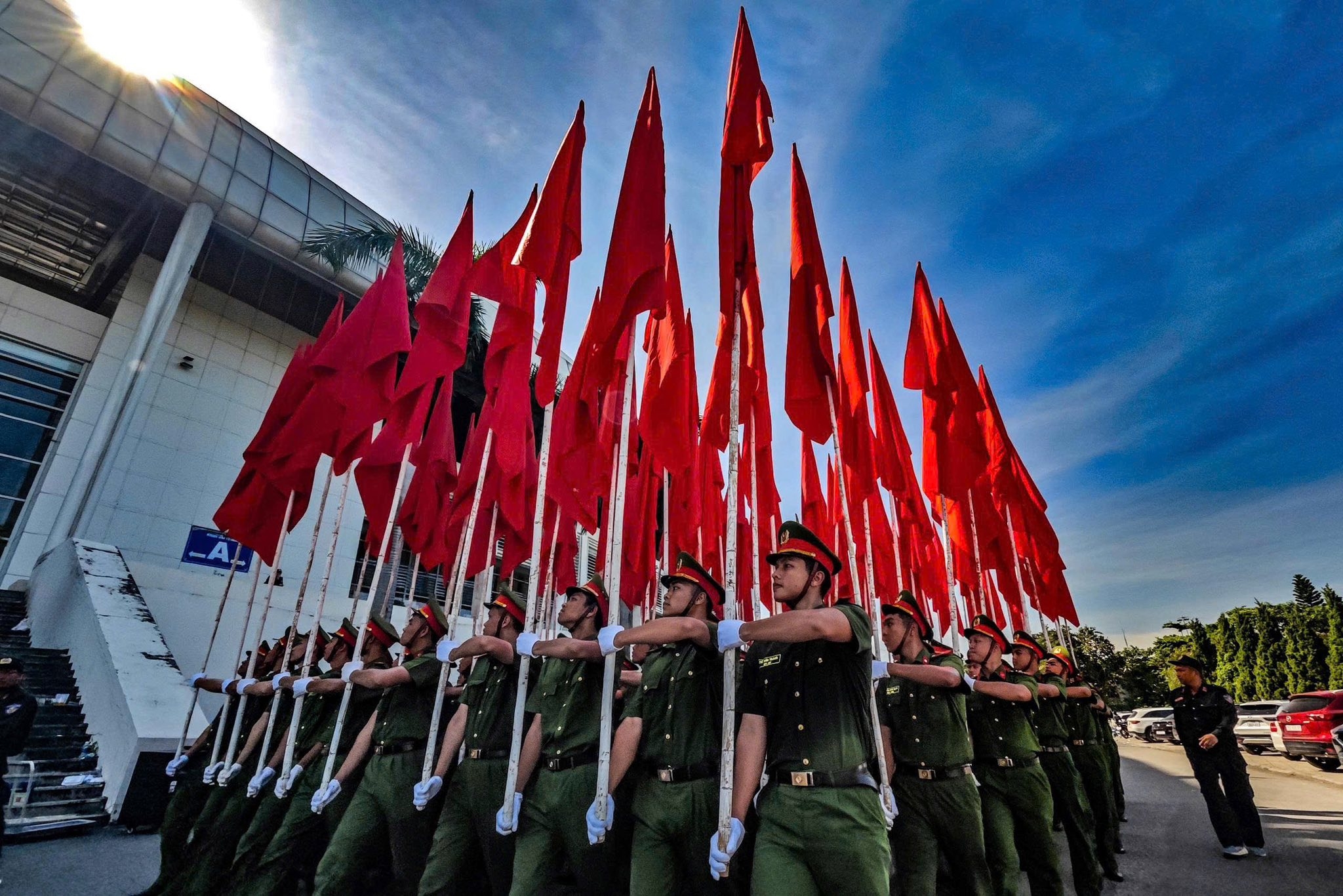 Cán bộ, chiến sĩ Công an Thủ đô căng mình tập luyện giữa trời nắng như đổ lửa