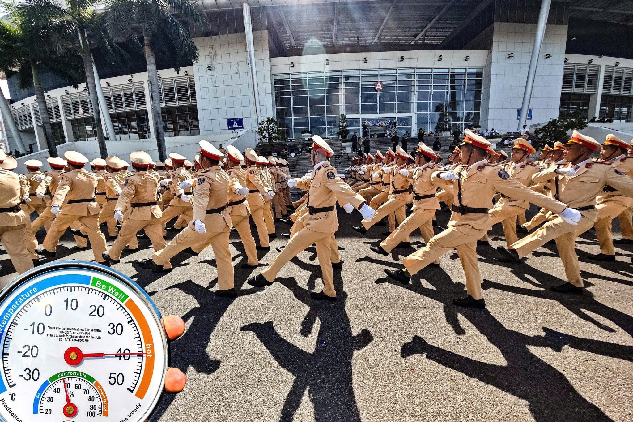 Cán bộ, chiến sĩ Công an Thủ đô căng mình tập luyện giữa trời nắng như đổ lửa