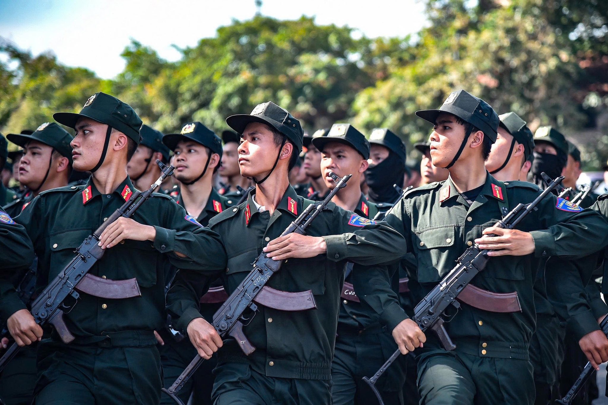 Cán bộ, chiến sĩ Công an Thủ đô căng mình tập luyện giữa trời nắng như đổ lửa