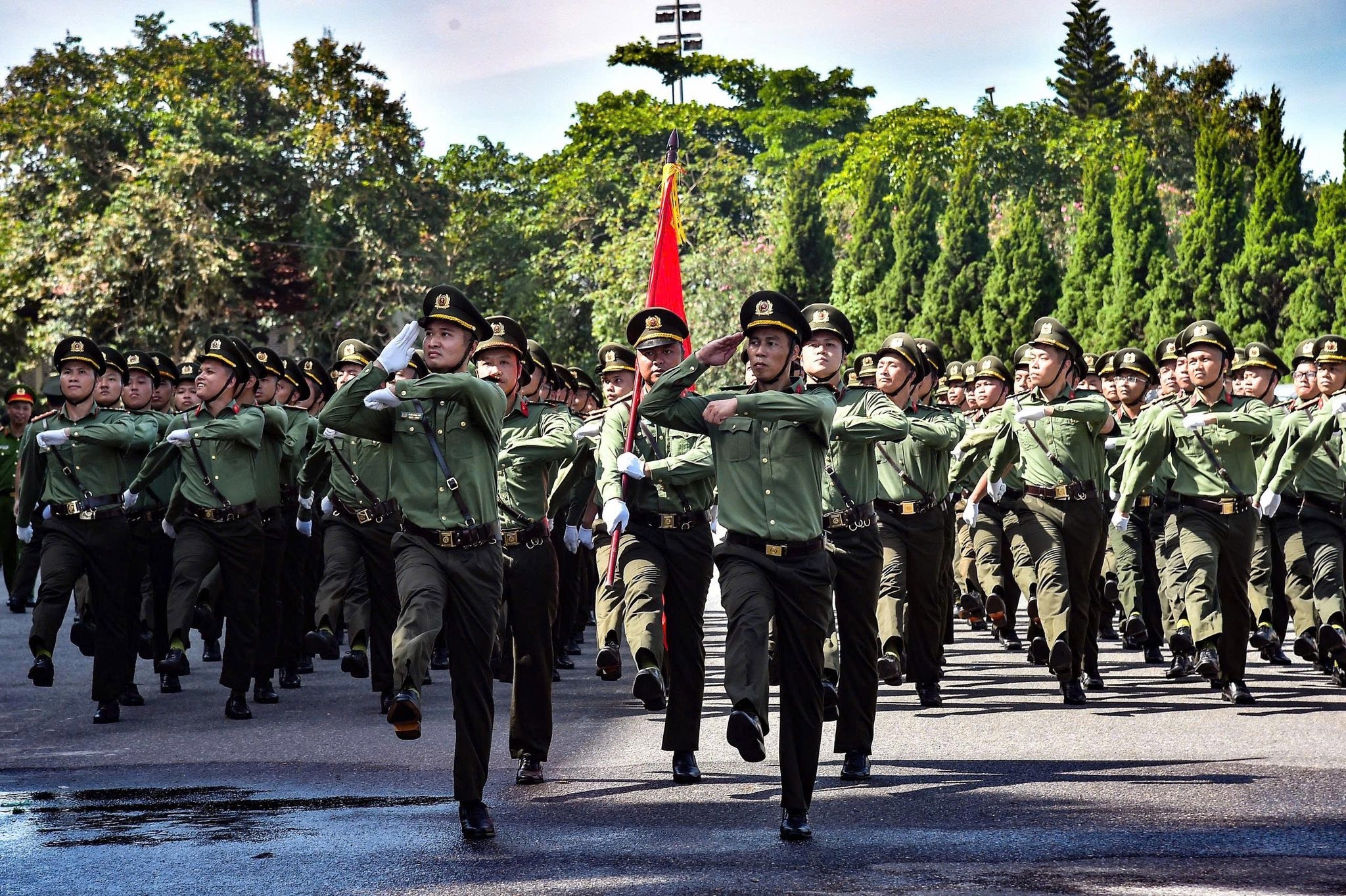 Cán bộ, chiến sĩ Công an Thủ đô căng mình tập luyện giữa trời nắng như đổ lửa
