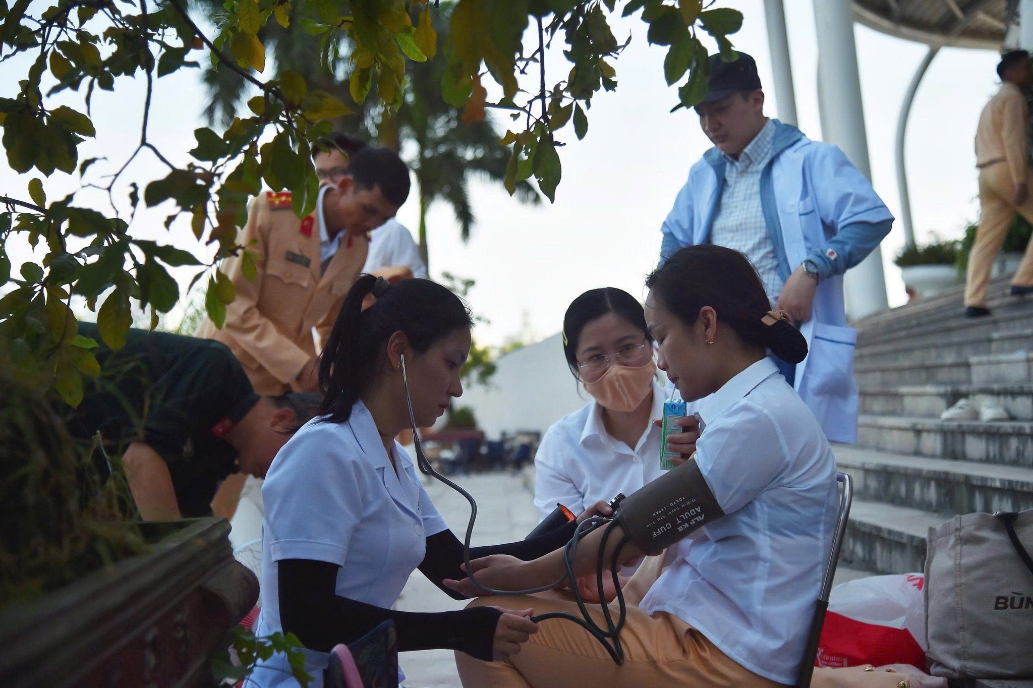 Cán bộ, chiến sĩ Công an Thủ đô căng mình tập luyện giữa trời nắng như đổ lửa