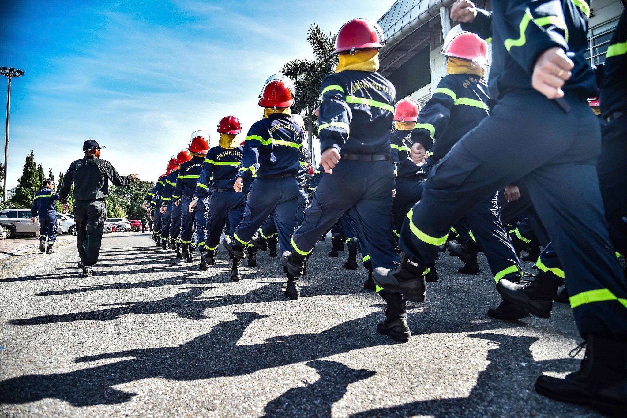 Cán bộ, chiến sĩ Công an Thủ đô căng mình tập luyện giữa trời nắng như đổ lửa