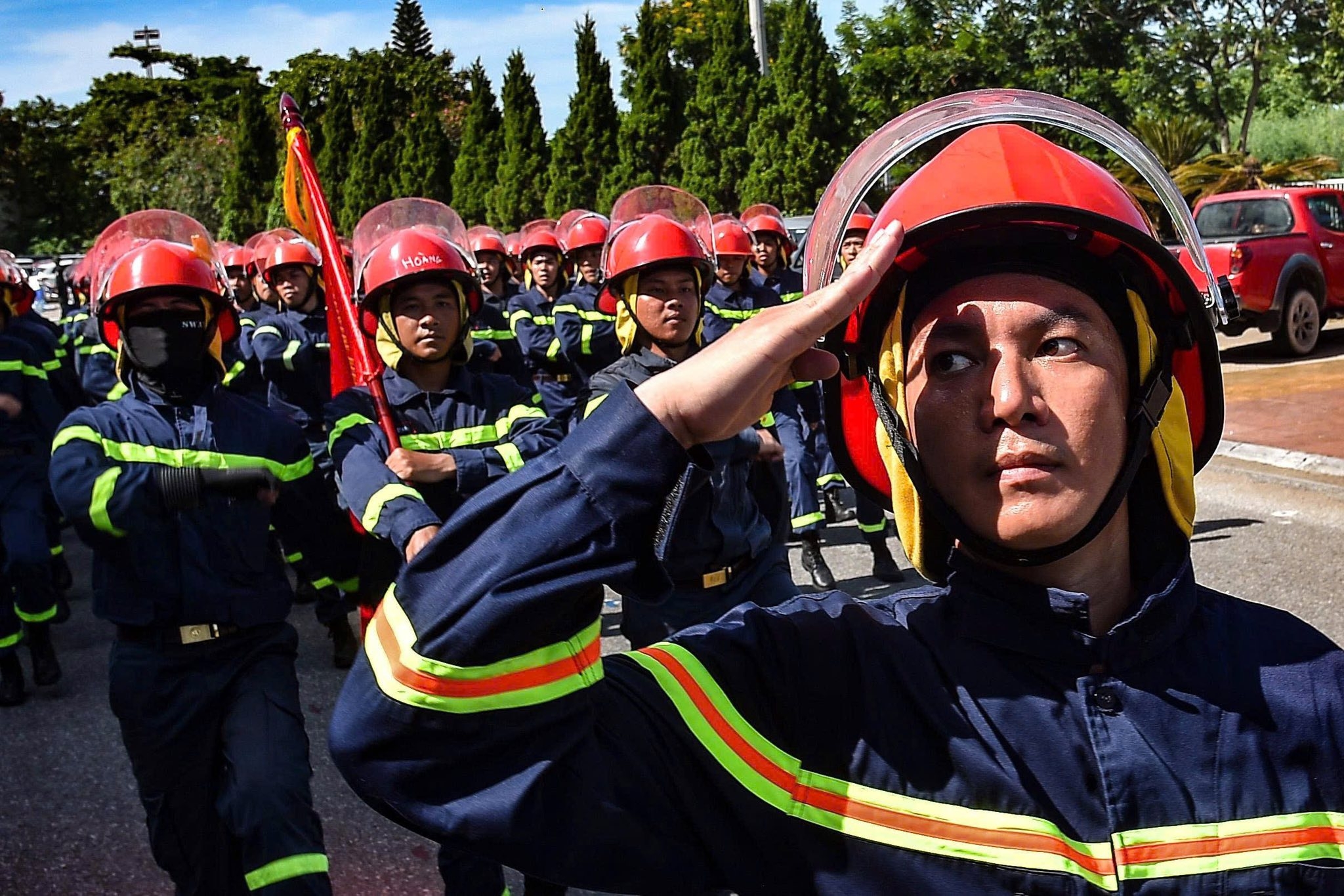 Cán bộ, chiến sĩ Công an Thủ đô căng mình tập luyện giữa trời nắng như đổ lửa