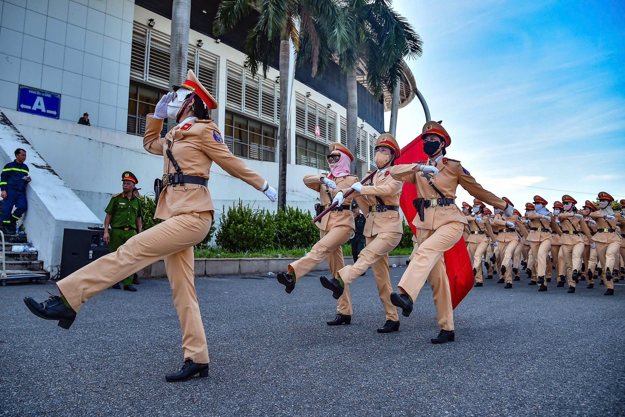 Cán bộ, chiến sĩ Công an Thủ đô căng mình tập luyện giữa trời nắng như đổ lửa