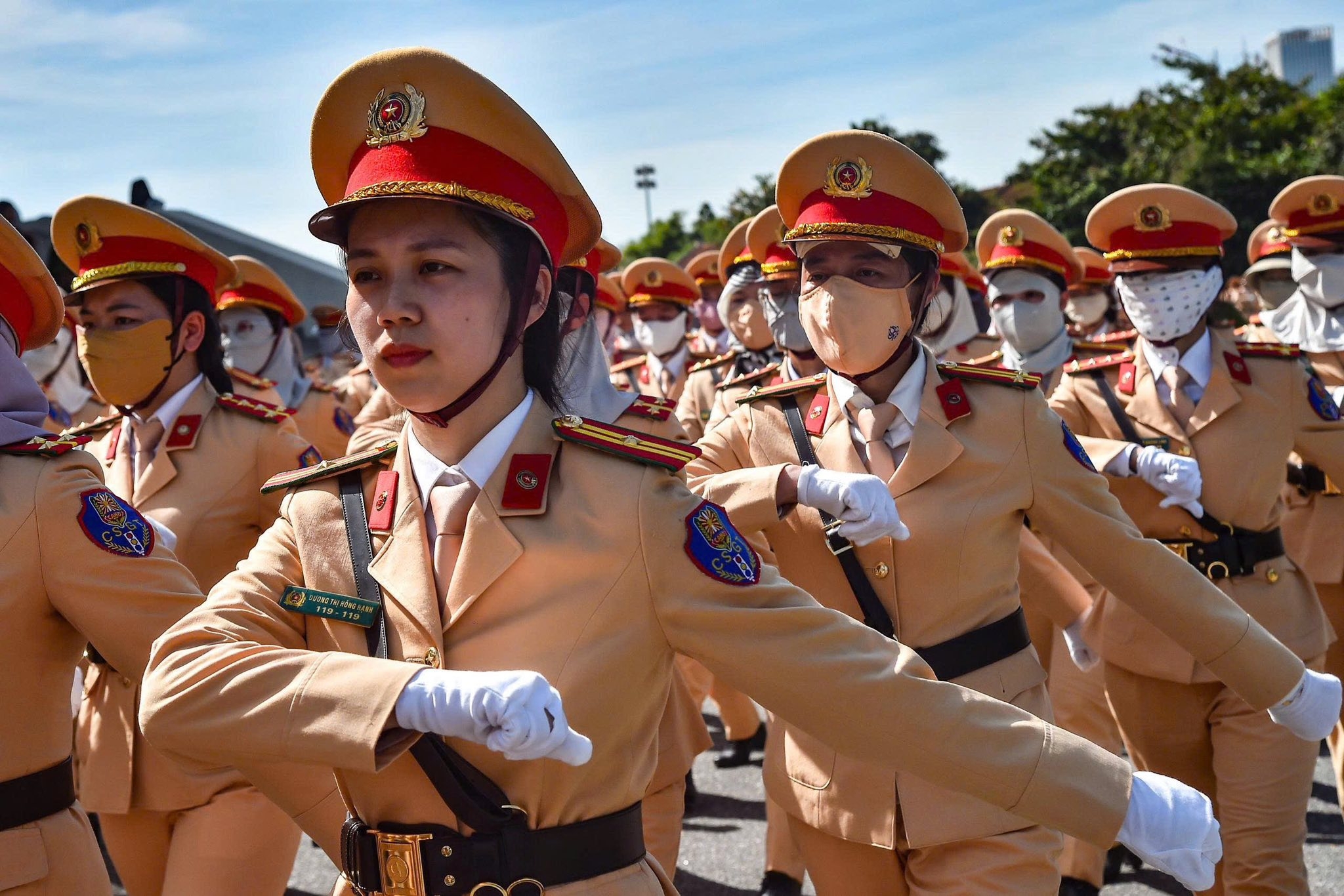 Cán bộ, chiến sĩ Công an Thủ đô căng mình tập luyện giữa trời nắng như đổ lửa