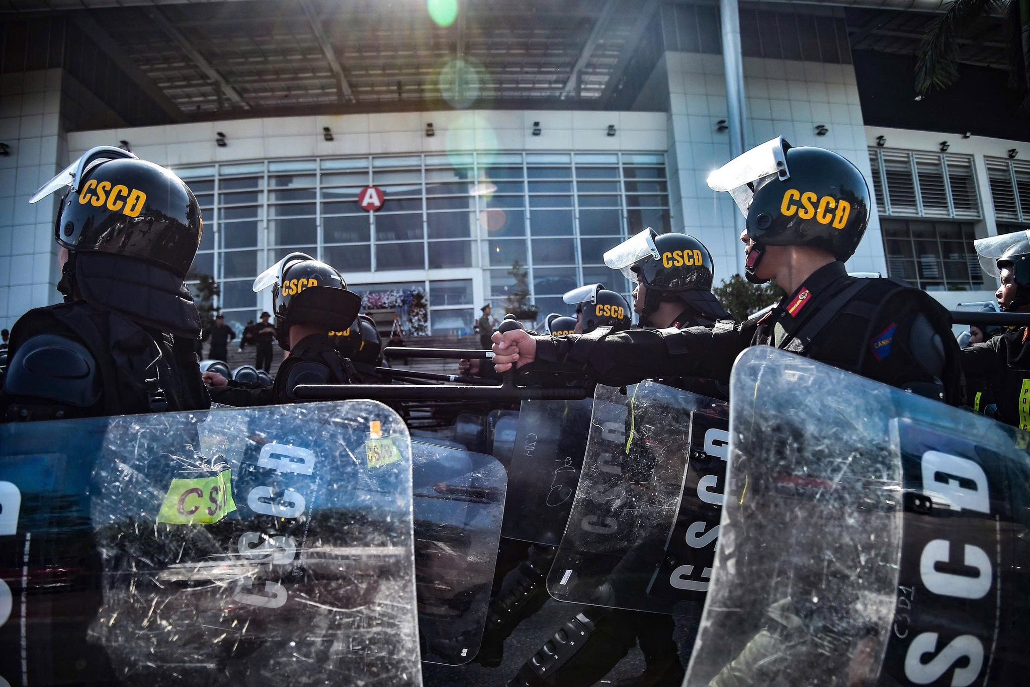 Cán bộ, chiến sĩ Công an Thủ đô căng mình tập luyện giữa trời nắng như đổ lửa