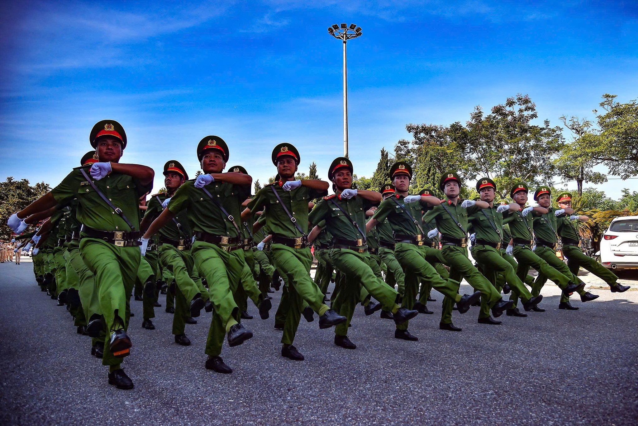 Cán bộ, chiến sĩ Công an Thủ đô căng mình tập luyện giữa trời nắng như đổ lửa