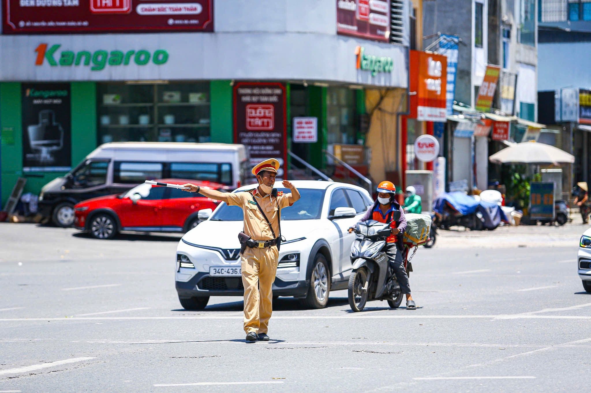 Cảnh sát vất vả điều tiết giao thông giữa “chảo lửa” Thủ đô