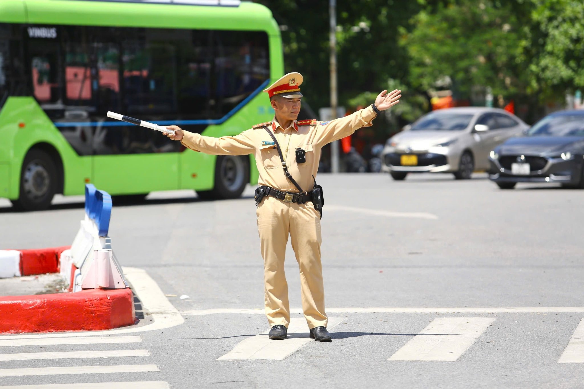 Cảnh sát vất vả điều tiết giao thông giữa “chảo lửa” Thủ đô
