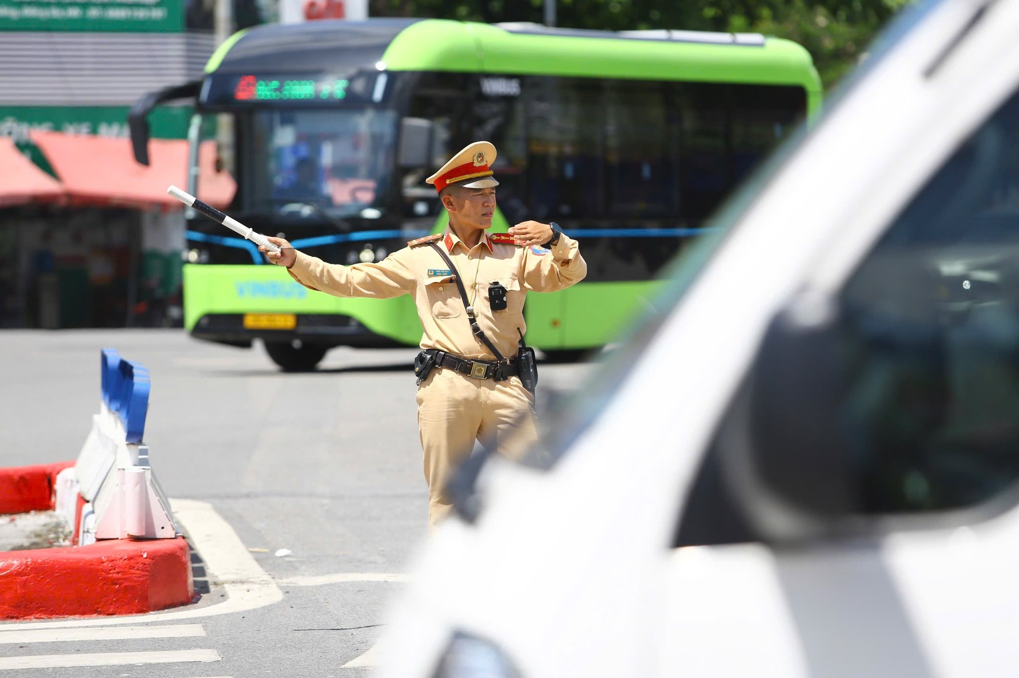 Cảnh sát vất vả điều tiết giao thông giữa “chảo lửa” Thủ đô