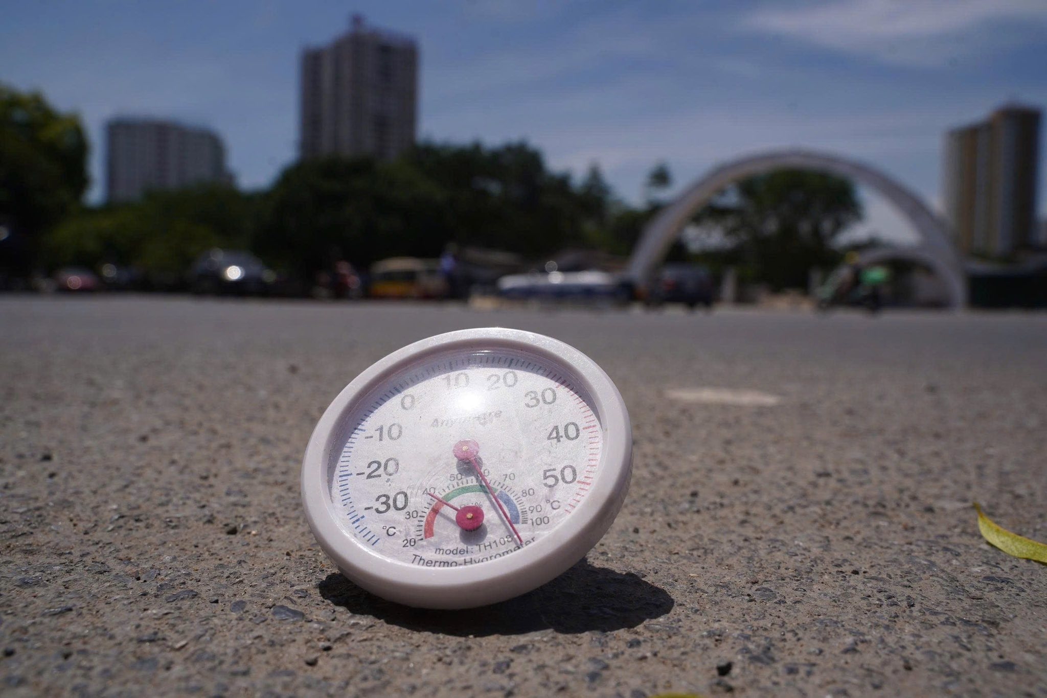 Cảnh sát vất vả điều tiết giao thông giữa “chảo lửa” Thủ đô