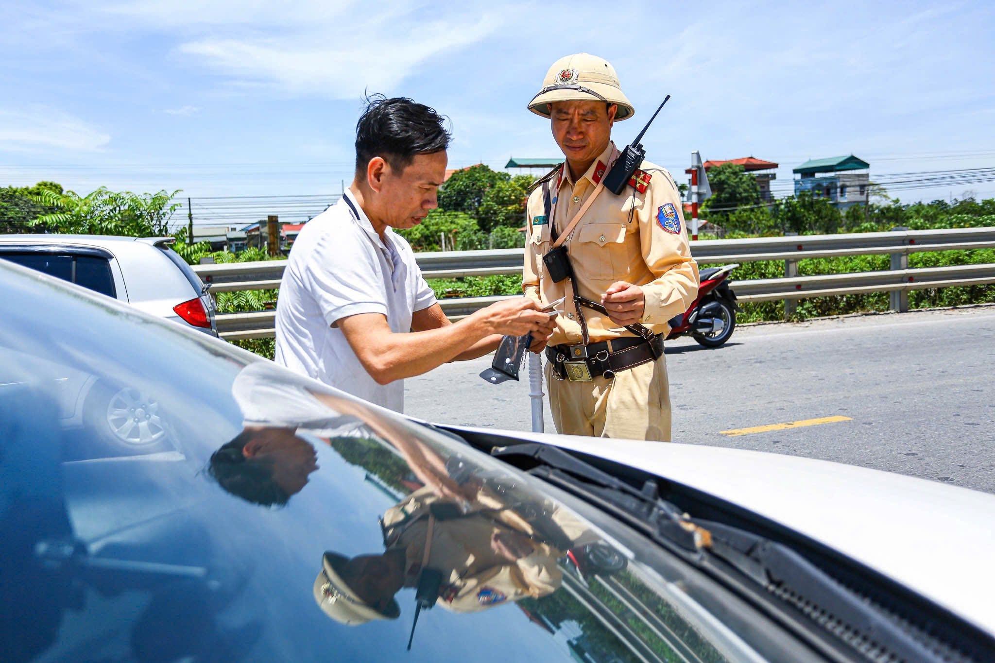 Cảnh sát vất vả điều tiết giao thông giữa “chảo lửa” Thủ đô