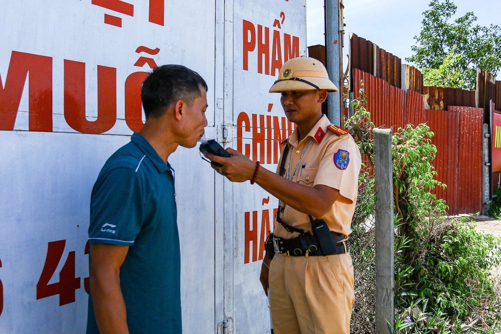 Cảnh sát vất vả điều tiết giao thông giữa “chảo lửa” Thủ đô
