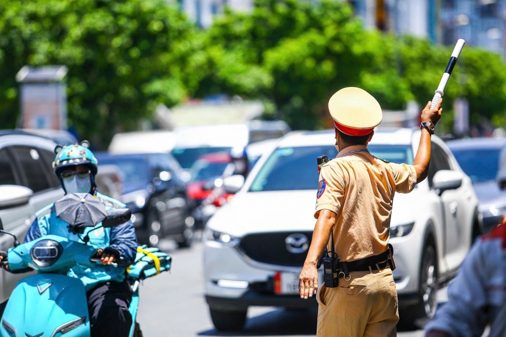 Cảnh sát vất vả điều tiết giao thông giữa “chảo lửa” Thủ đô