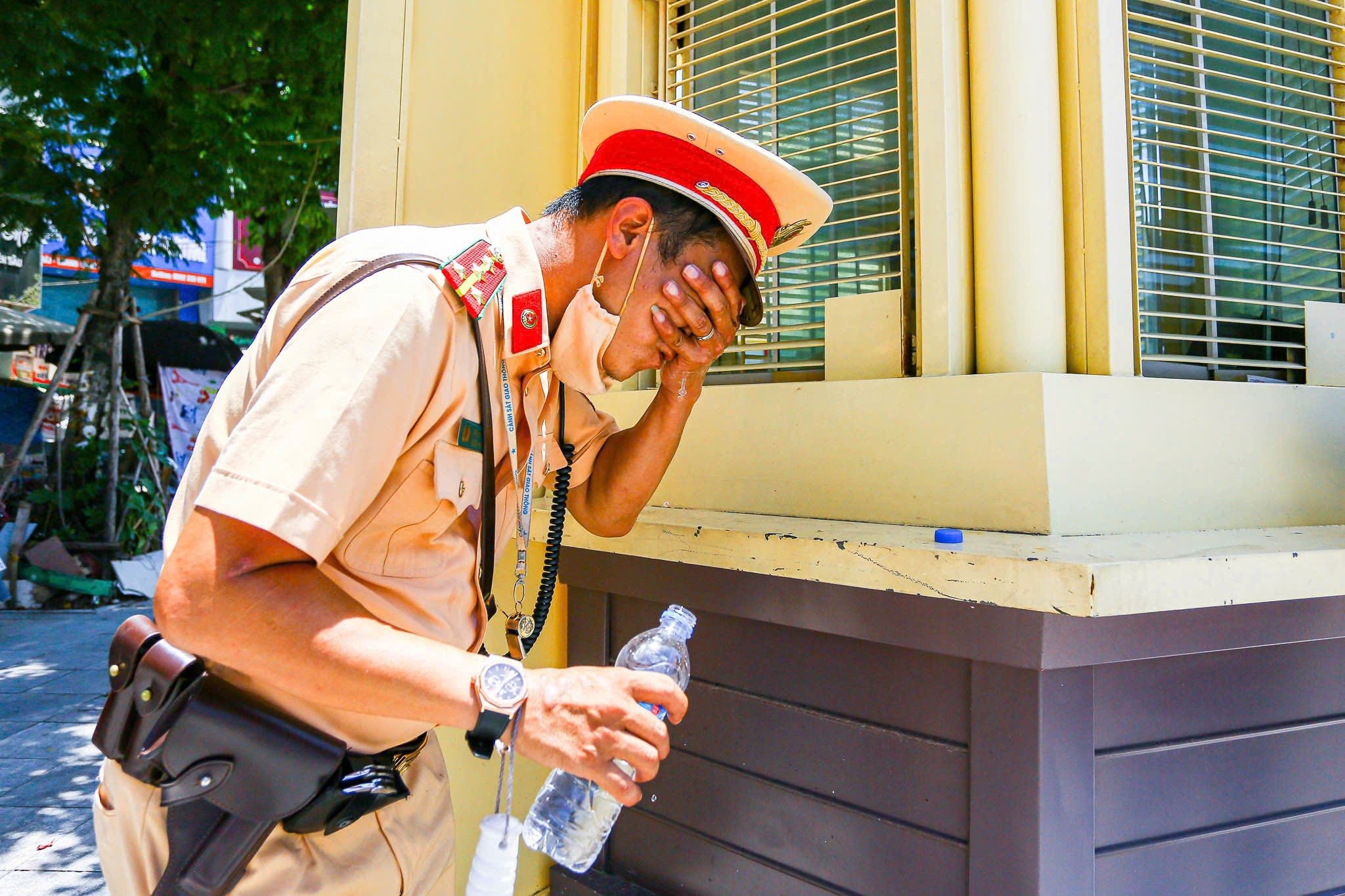 Cảnh sát vất vả điều tiết giao thông giữa “chảo lửa” Thủ đô