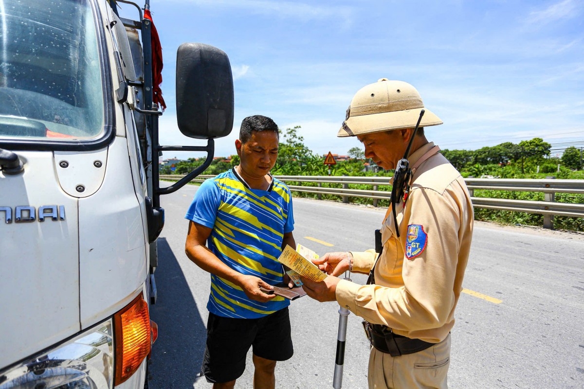 Cảnh sát vất vả điều tiết giao thông giữa “chảo lửa” Thủ đô