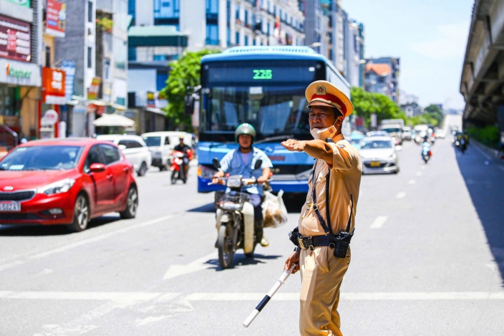 Cảnh sát vất vả điều tiết giao thông giữa “chảo lửa” Thủ đô