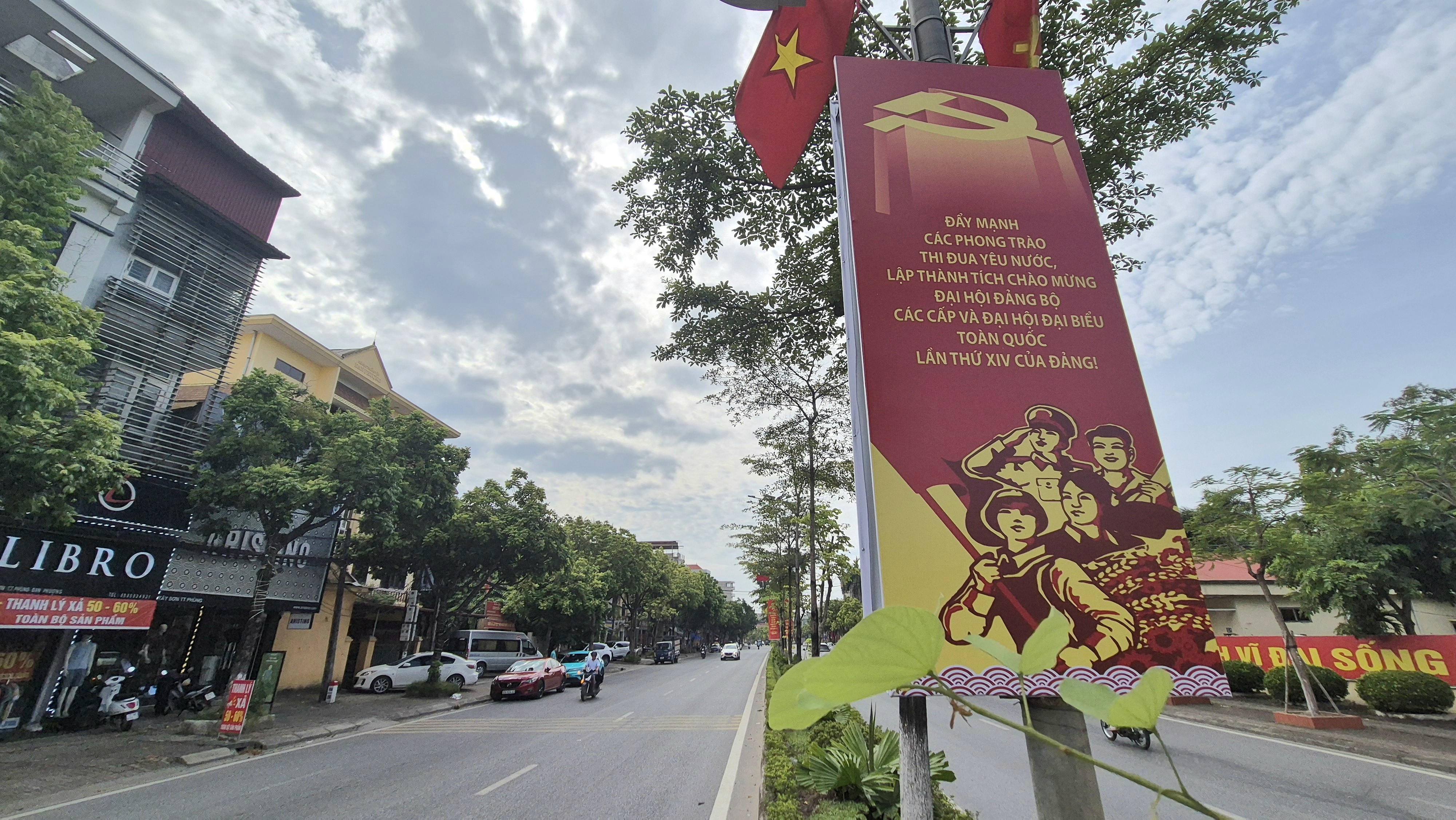 Xã Đan Phượng phát động treo cờ Tổ quốc mừng kỳ đại hội bước ngoặt