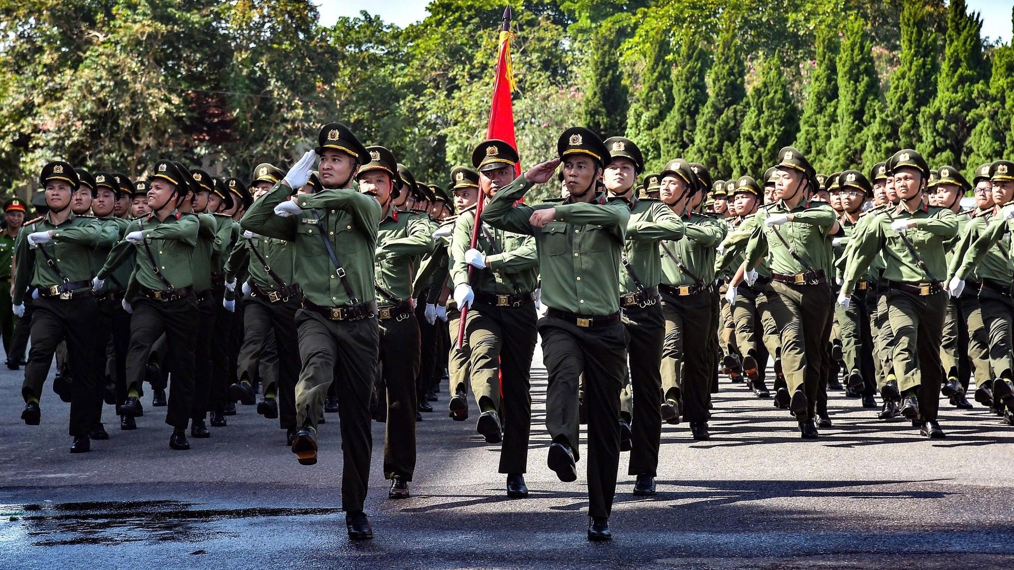 Cán bộ, chiến sĩ Công an Thủ đô căng mình tập luyện giữa trời nắng như đổ lửa