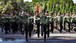 can bo chien si cong an thu do cang minh tap luyen giua troi nang nhu do lua