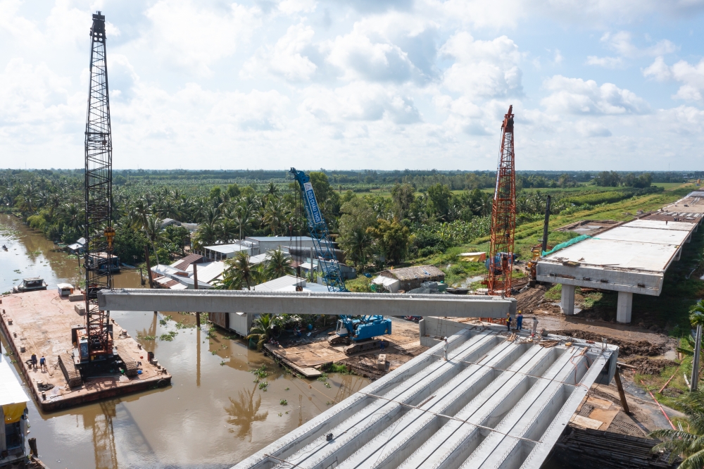 Trungnam EC lắp dầm cầu quan trọng trên cao tốc Châu Đốc - Cần Thơ - Sóc Trăng