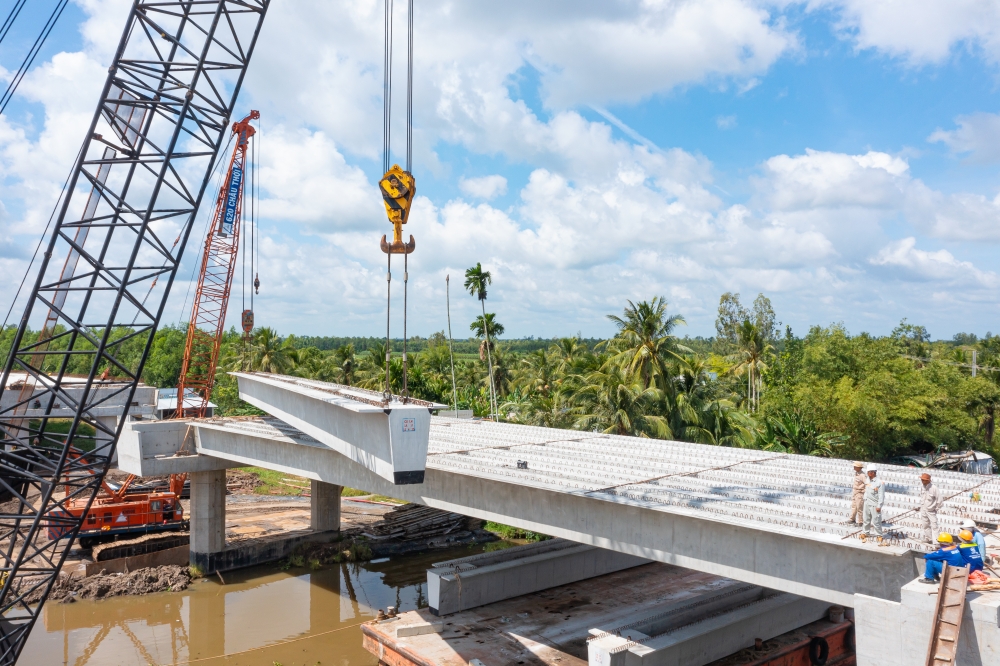 Trungnam EC lắp dầm cầu quan trọng trên cao tốc Châu Đốc - Cần Thơ - Sóc Trăng