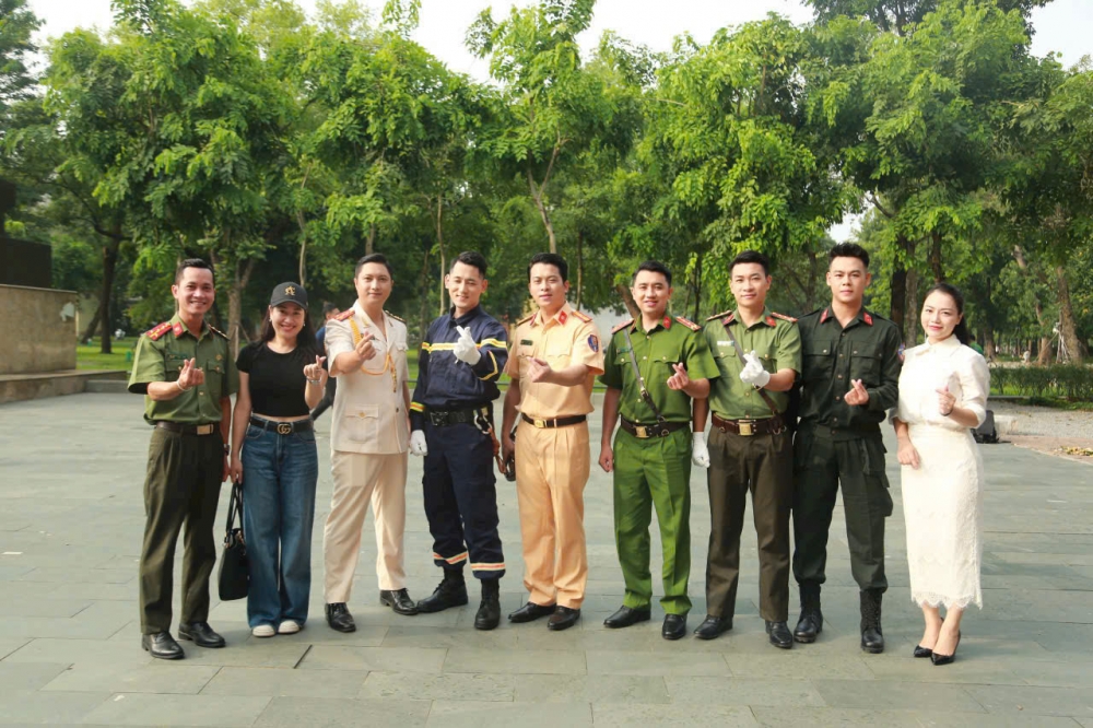 Chiến sĩ mặc áo lính hóa thân làm ca sĩ