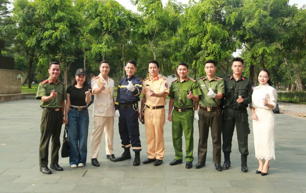 Chiến sĩ mặc áo lính hóa thân làm ca sĩ