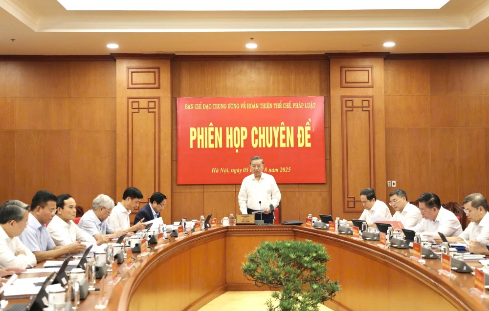 Xác định xây dựng, hoàn thiện thể chế, pháp luật là nhiệm vụ trọng tâm, xuyên suốt