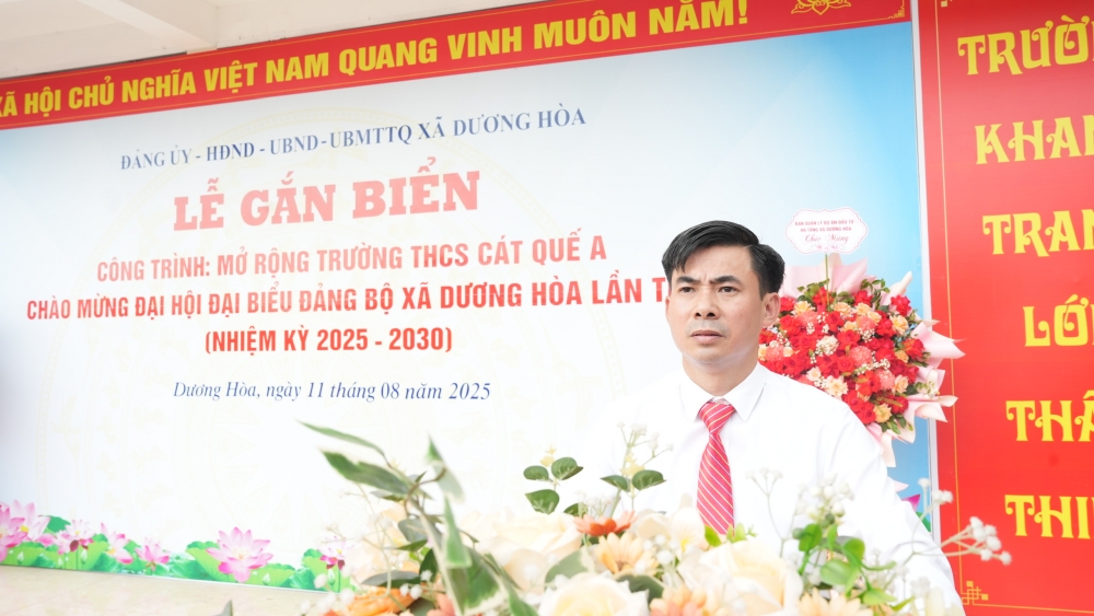 Gắn biển công trình chào mừng Đại hội đại biểu Đảng bộ xã Dương Hoà