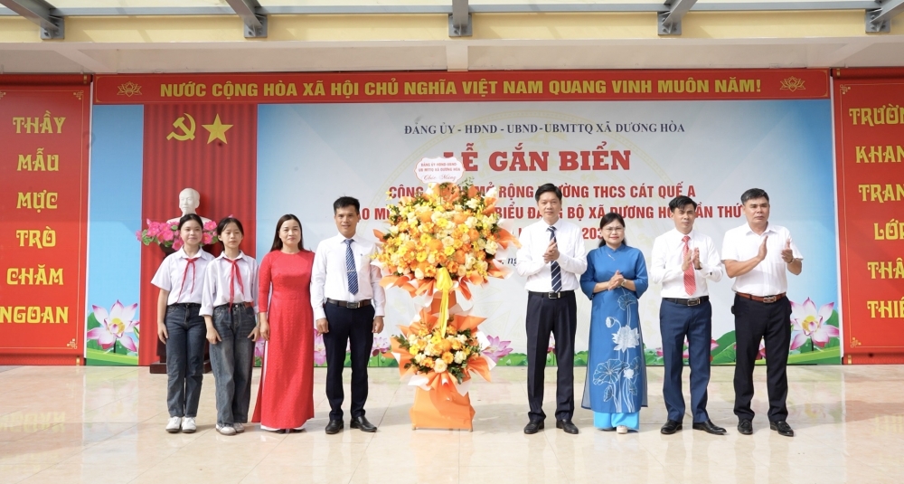 Gắn biển công trình chào mừng Đại hội đại biểu Đảng bộ xã Dương Hoà