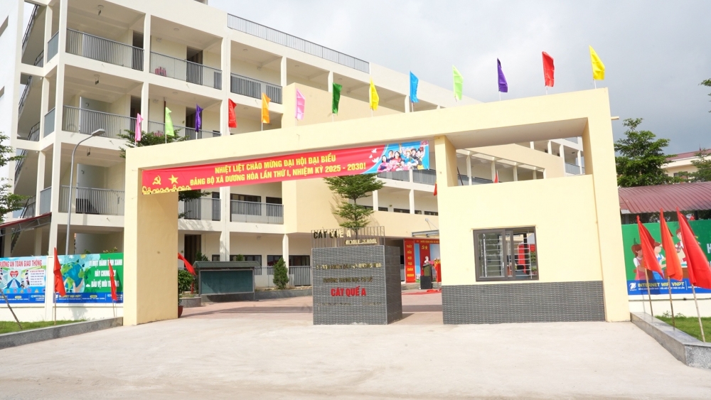 Gắn biển công trình chào mừng Đại hội đại biểu Đảng bộ xã Dương Hoà