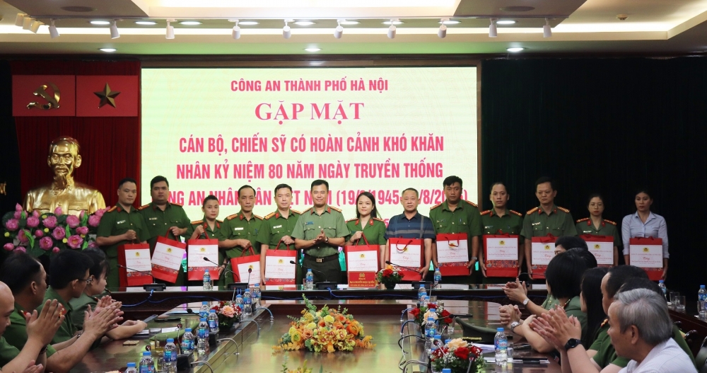 Tình cảm của Công an Hà Nội dành cho cán bộ, chiến sĩ có hoàn cảnh khó khăn Tình cảm của Công an Hà Nội dành cho cán bộ, chiến sĩ có hoàn cảnh khó khăn