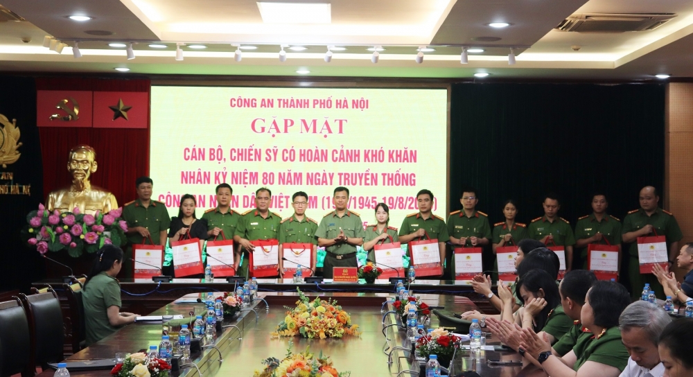 Tình cảm của Công an Hà Nội dành cho cán bộ, chiến sĩ có hoàn cảnh khó khăn Tình cảm của Công an Hà Nội dành cho cán bộ, chiến sĩ có hoàn cảnh khó khăn