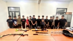 cong an xa duong hoa bat giu 15 thanh nien mang vu khi danh nhau