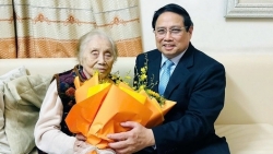 nguyen pho chu tich nuoc nguyen thi binh duoc xet tang danh hieu anh hung lao dong