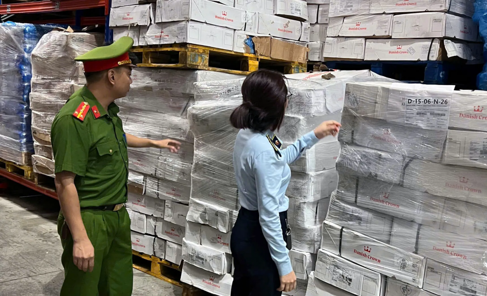 Hà Nội: Phát hiện kho lạnh chứa 15 tấn xương lợn hết hạn sử dụng Hà Nội: Phát hiện kho lạnh chứa 15 tấn xương lợn hết hạn sử dụng