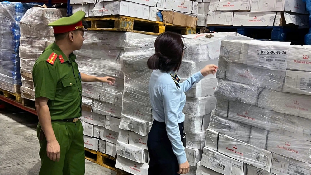 Hà Nội: Phát hiện kho lạnh chứa 15 tấn xương lợn hết hạn sử dụng