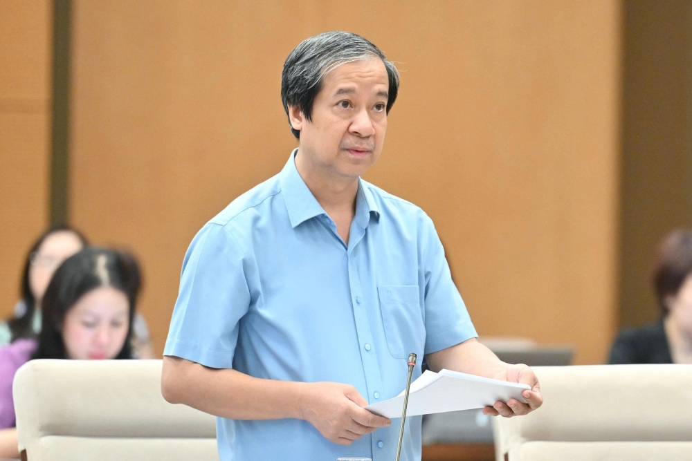 Đề nghị nghiên cứu từng bước miễn phí sách giáo khoa cho học sinh