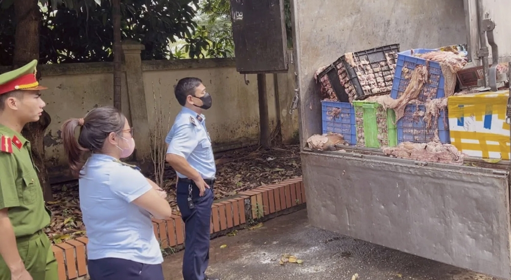 Hơn 2 tấn mỡ và da bò bốc mùi hôi thối đang đi tiêu thụ thì bị bắt